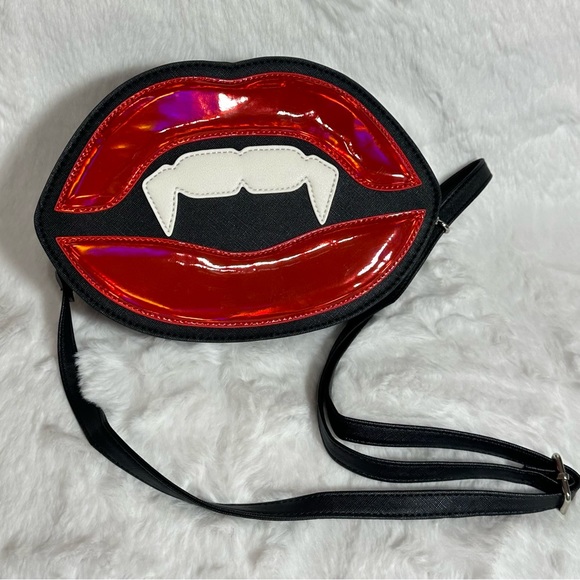 Mad Engine Red Lip Crossbody Bag Halloween Theme Vampire Fang - Picture 10 of 10